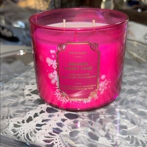NWT crush candy cane 3-Wick 14.5 oz Candle Bath and Body Works w/ NWT holder